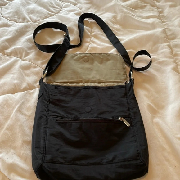 Baggallini crossbody bag Black 6 different compartments w/ flaps/zips/magnets. - Picture 5 of 15